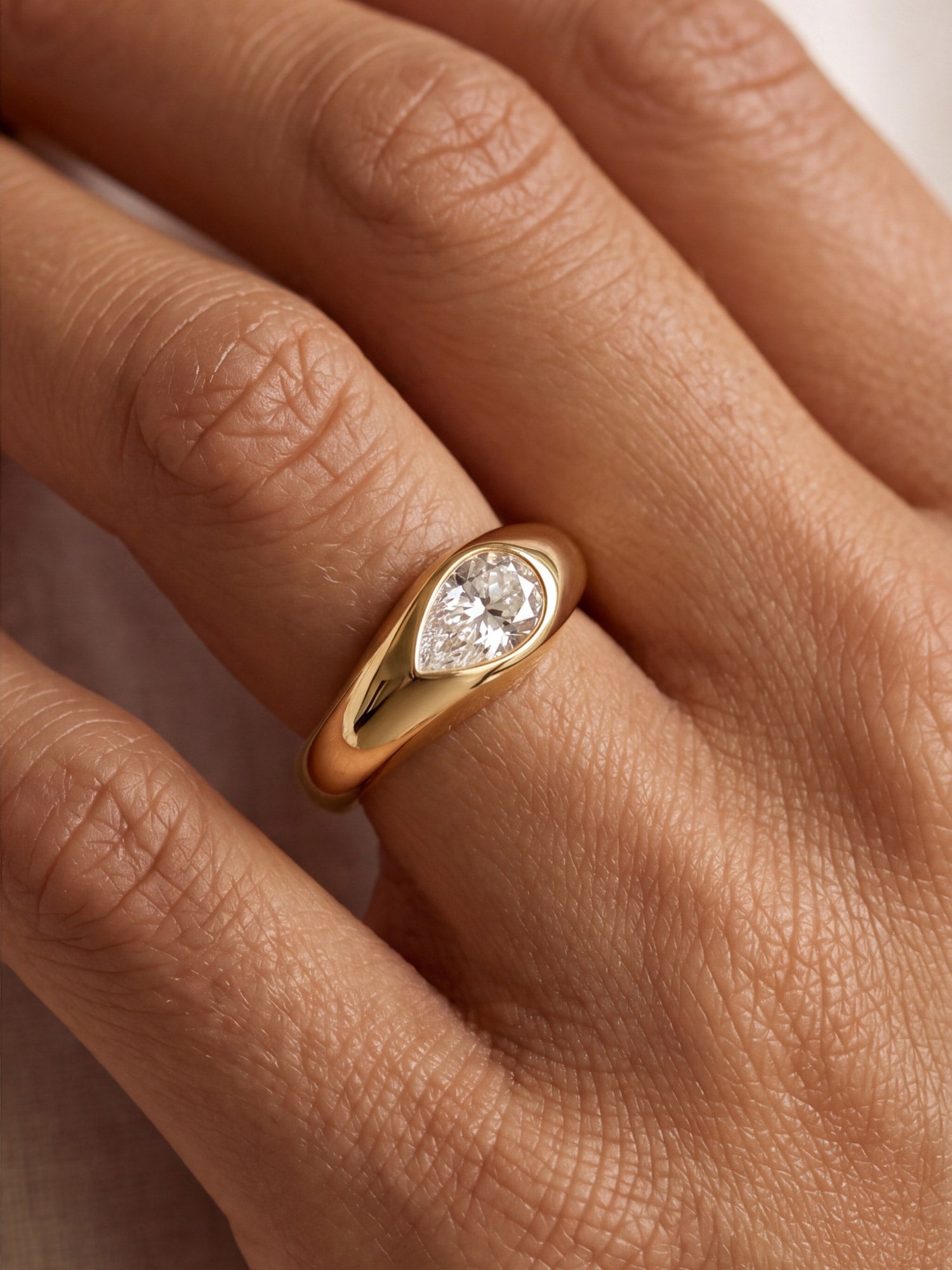 Teardrop Wave Band Ring in Gold